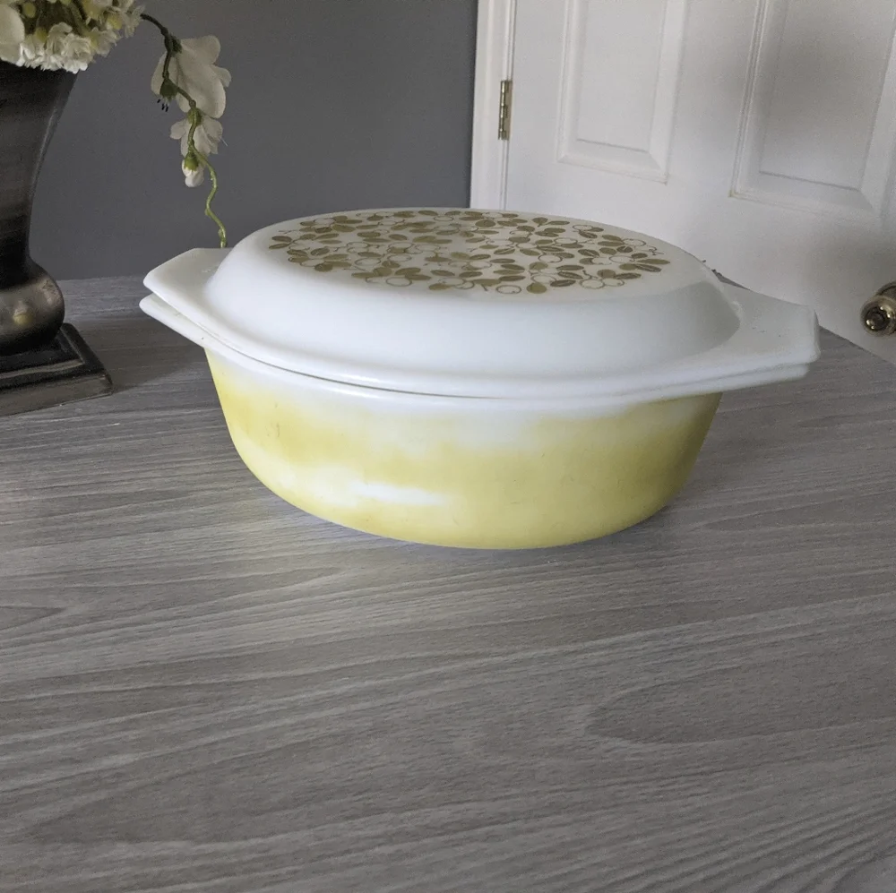Vintage Pyrex 1 1/2 Quart Covered Casserole Dish
